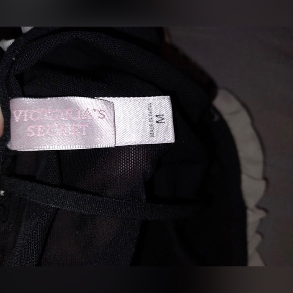 NWOT Vintage 2005 Victoria’s Secret Black & Pink Bra & Skirted Thong Set - Picture 7 of 7